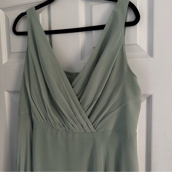 Size 16 David’s Bridal Celebrate V-Neck Tank Full Skirt Bridesmaid Dress - Picture 4 of 5